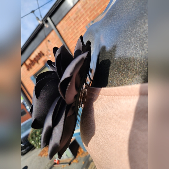 Bold Black Flower Brooch Pin Clip - Picture 11 of 16